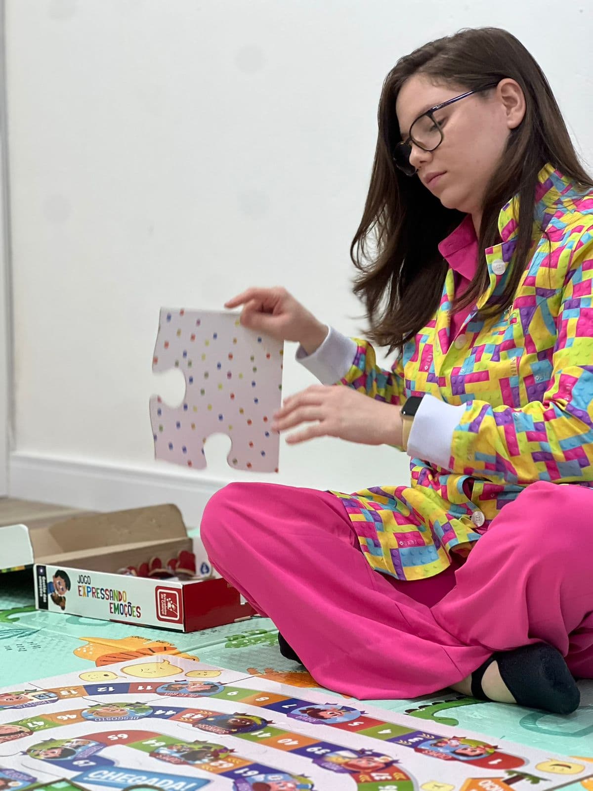 Amanda Santos em atendimento lúdico com jogo de emoções